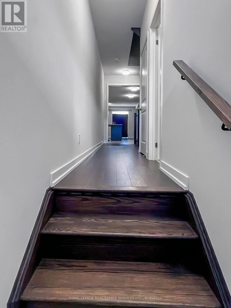 1215 Dartmouth Crescent, Oakville, Ontario  L6H 8C1 - Photo 3 - W12592278