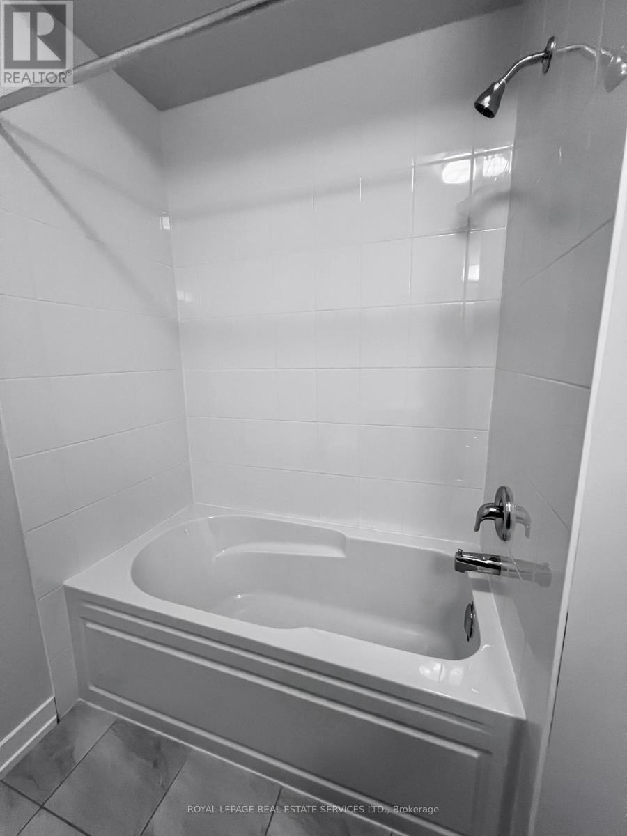 1215 Dartmouth Crescent, Oakville, Ontario  L6H 8C1 - Photo 24 - W12592278