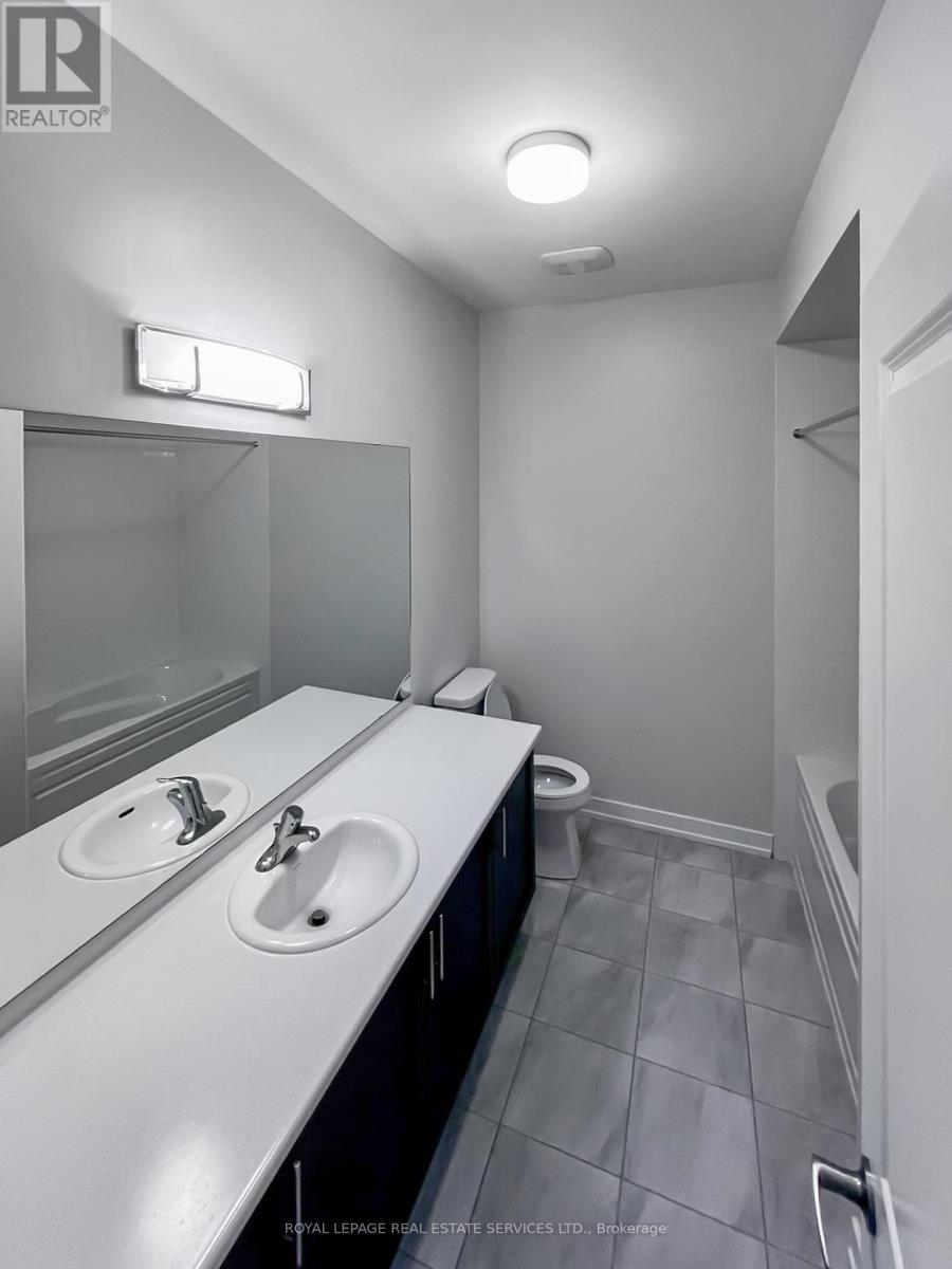 1215 Dartmouth Crescent, Oakville, Ontario  L6H 8C1 - Photo 23 - W12592278