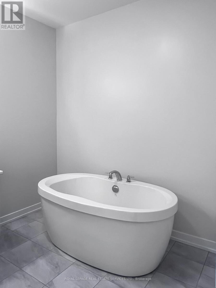 1215 Dartmouth Crescent, Oakville, Ontario  L6H 8C1 - Photo 19 - W12592278