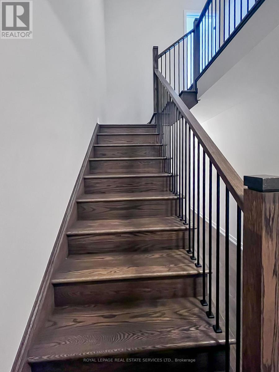 1215 Dartmouth Crescent, Oakville, Ontario  L6H 8C1 - Photo 8 - W12592278