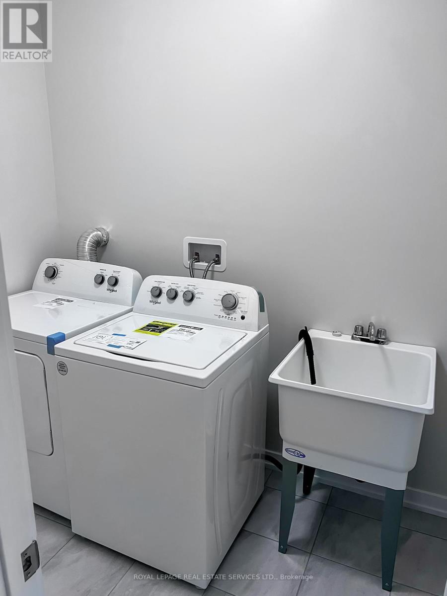 1215 Dartmouth Crescent, Oakville, Ontario  L6H 8C1 - Photo 25 - W12592278