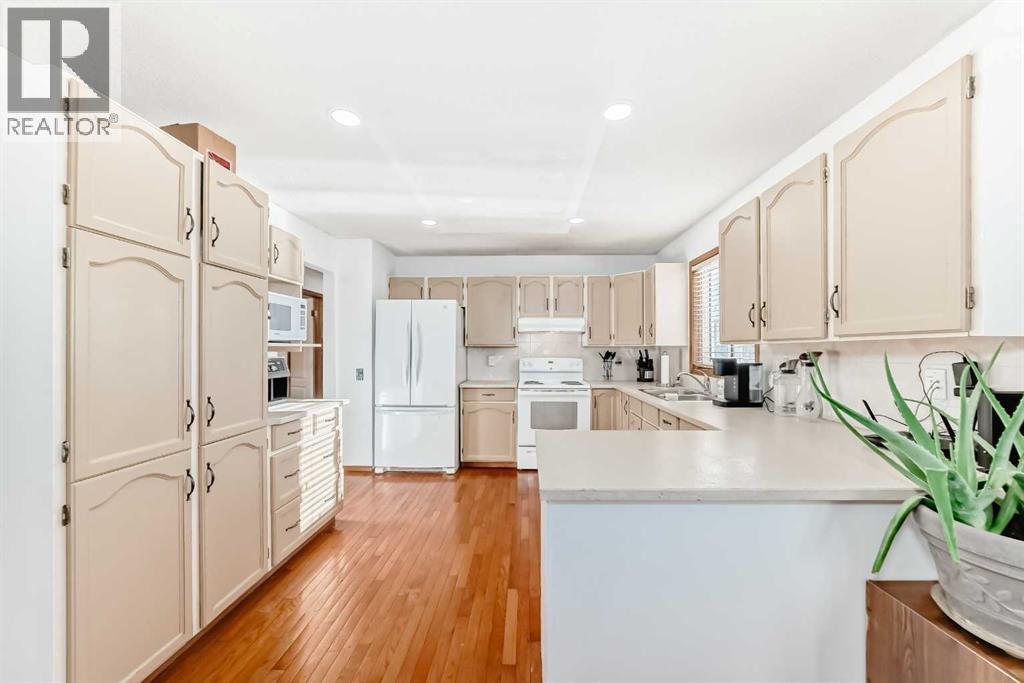 24 West Kerfoot Place, Cochrane, Alberta  T4C 1J4 - Photo 5 - A2272157