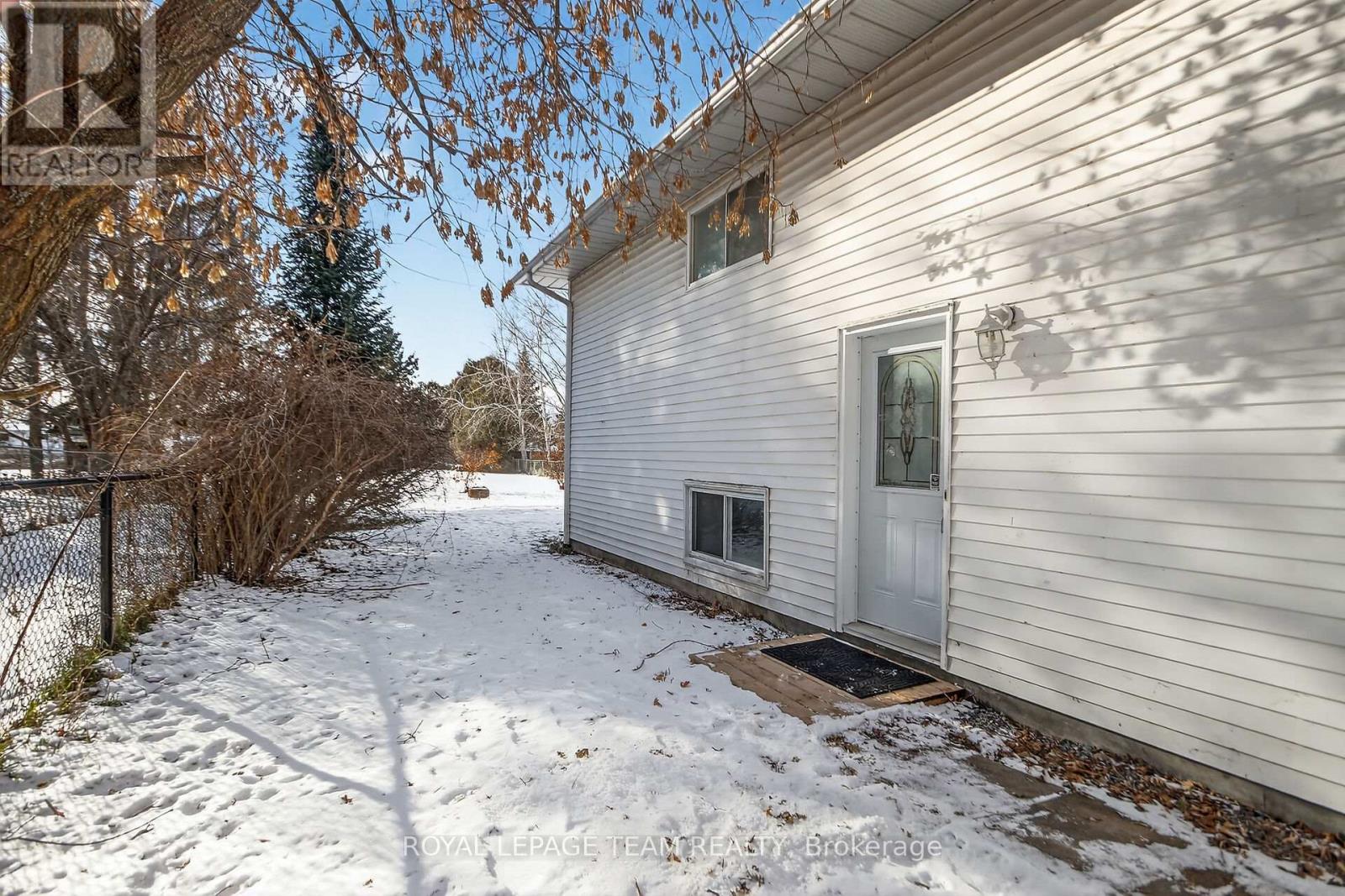 370 Joseph Street, Carleton Place, Ontario K7C 4C1 - Photo 5 - X12606500