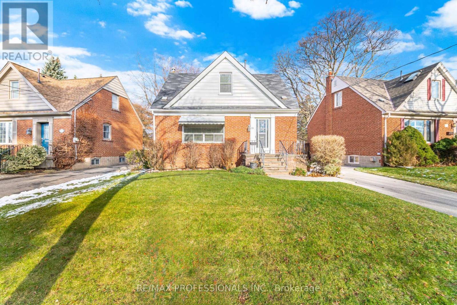 35 WESTLEIGH CRESCENT, Toronto, Ontario