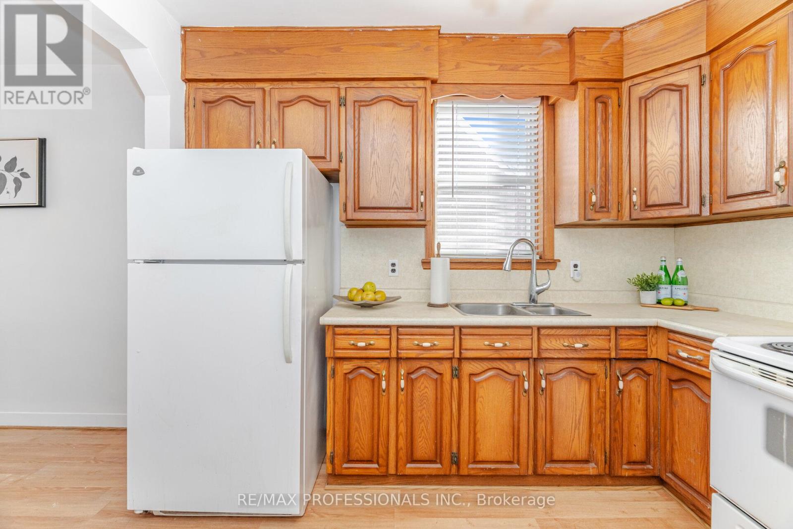 35 Westleigh Crescent, Toronto, Ontario  M8W 3Z6 - Photo 10 - W12607190