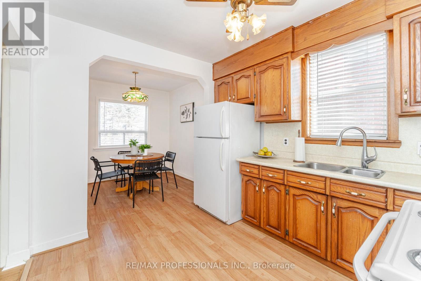 35 Westleigh Crescent, Toronto, Ontario  M8W 3Z6 - Photo 11 - W12607190