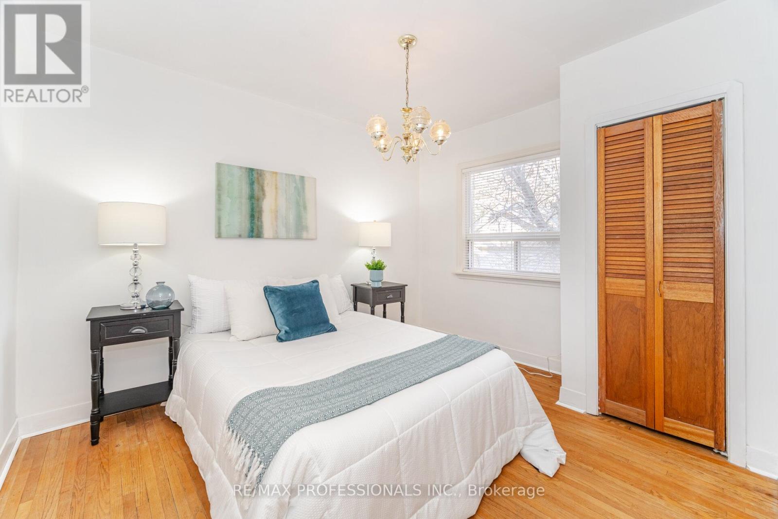 35 Westleigh Crescent, Toronto, Ontario  M8W 3Z6 - Photo 15 - W12607190