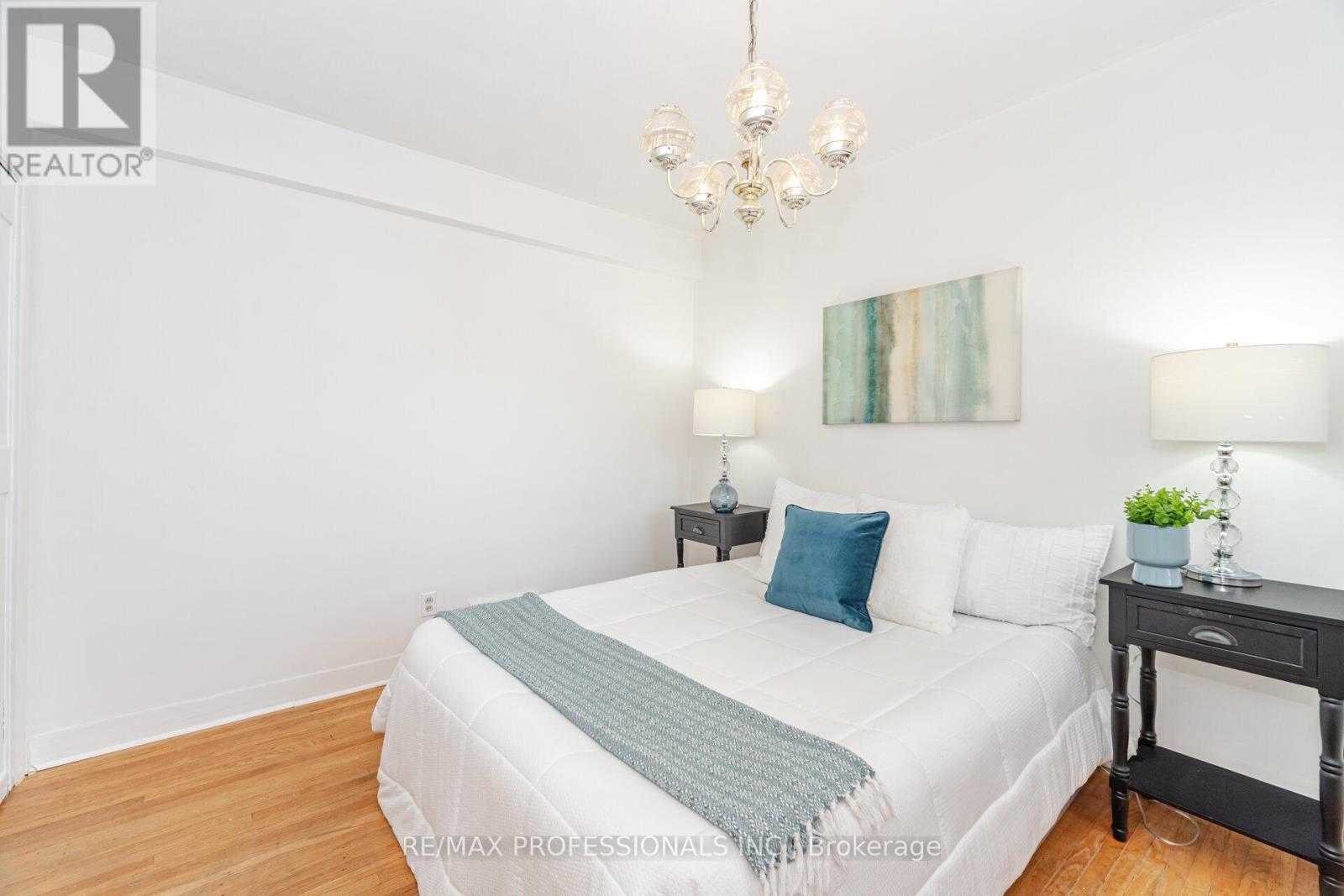 35 Westleigh Crescent, Toronto, Ontario  M8W 3Z6 - Photo 16 - W12607190