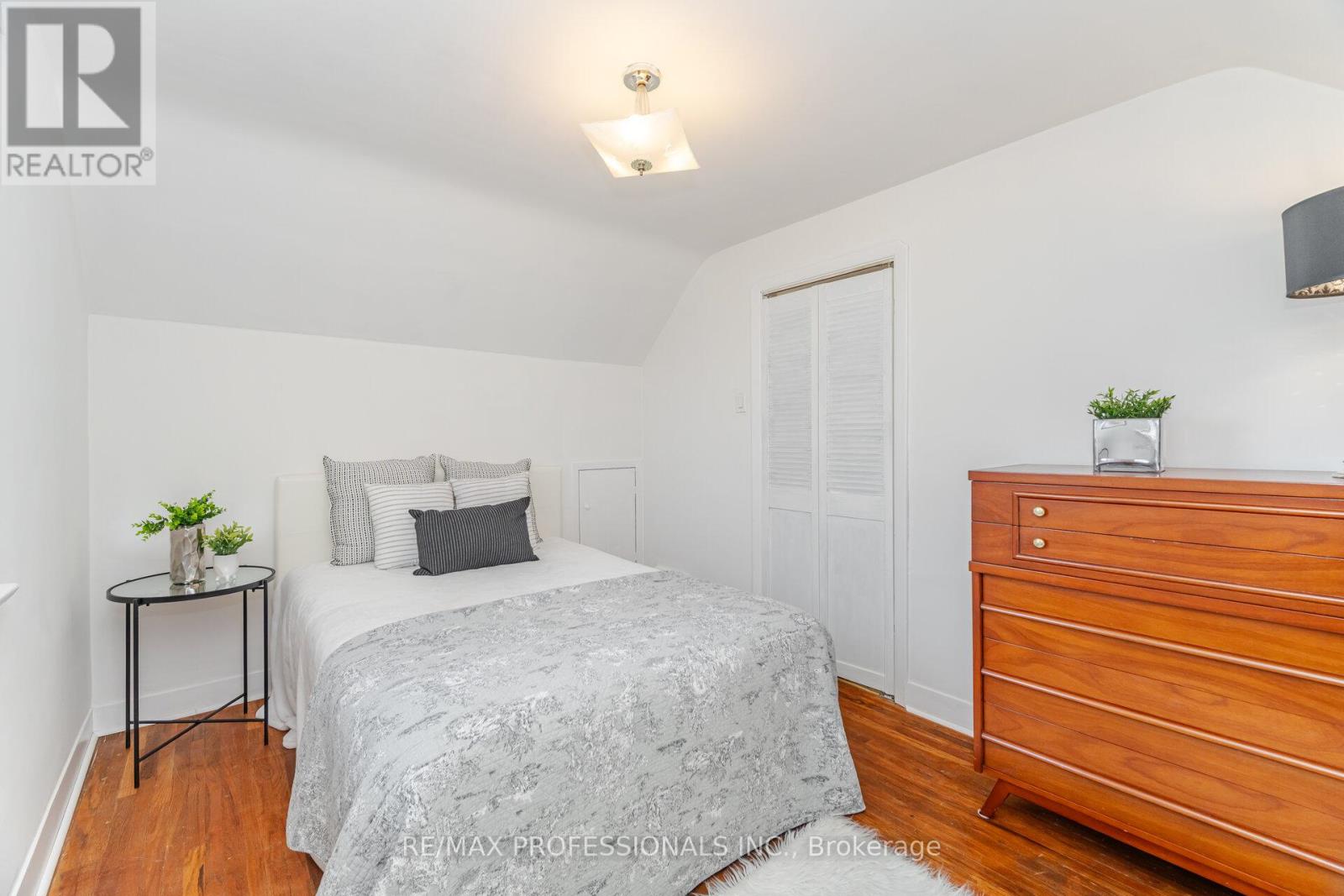 35 Westleigh Crescent, Toronto, Ontario  M8W 3Z6 - Photo 21 - W12607190