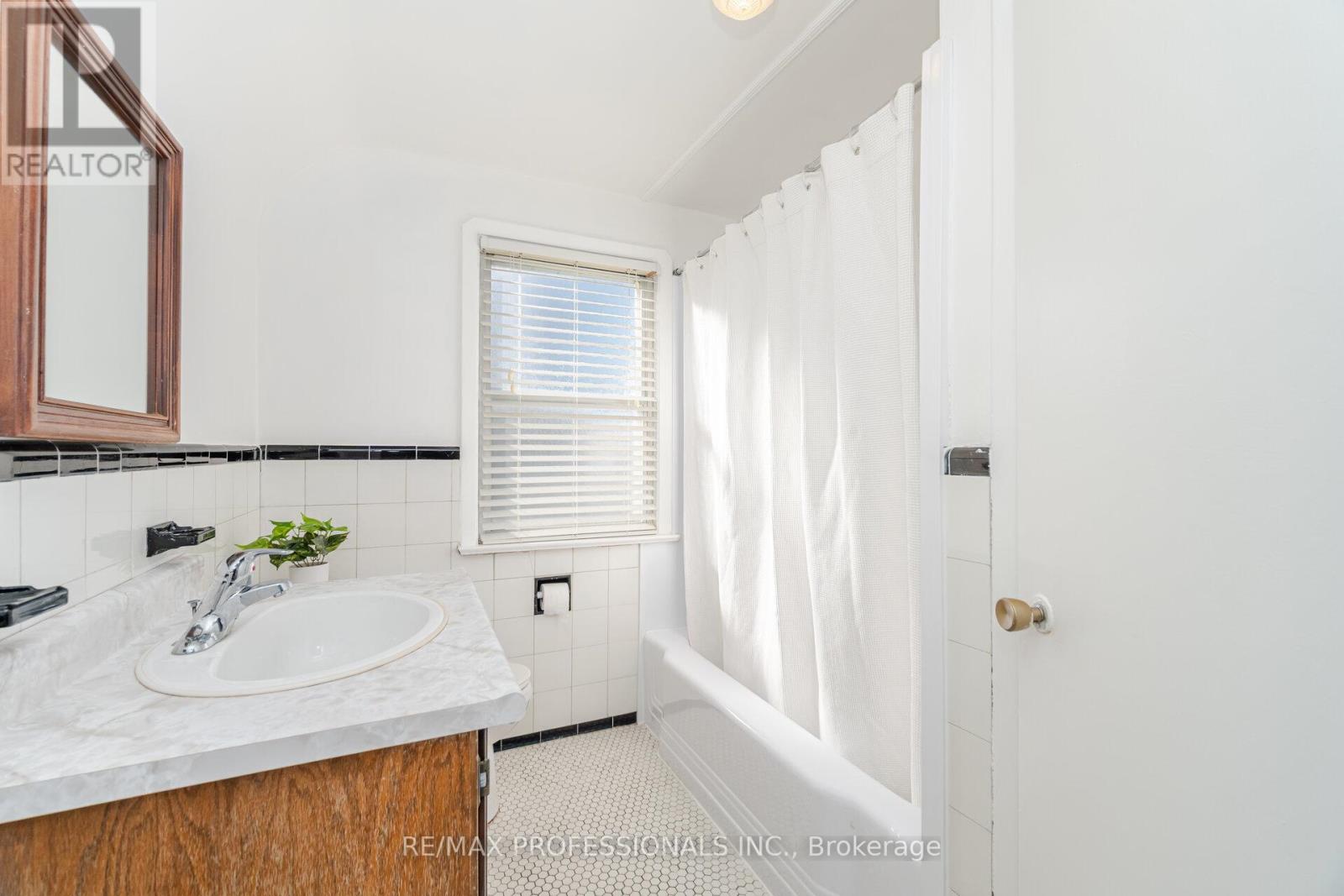 35 Westleigh Crescent, Toronto, Ontario  M8W 3Z6 - Photo 23 - W12607190