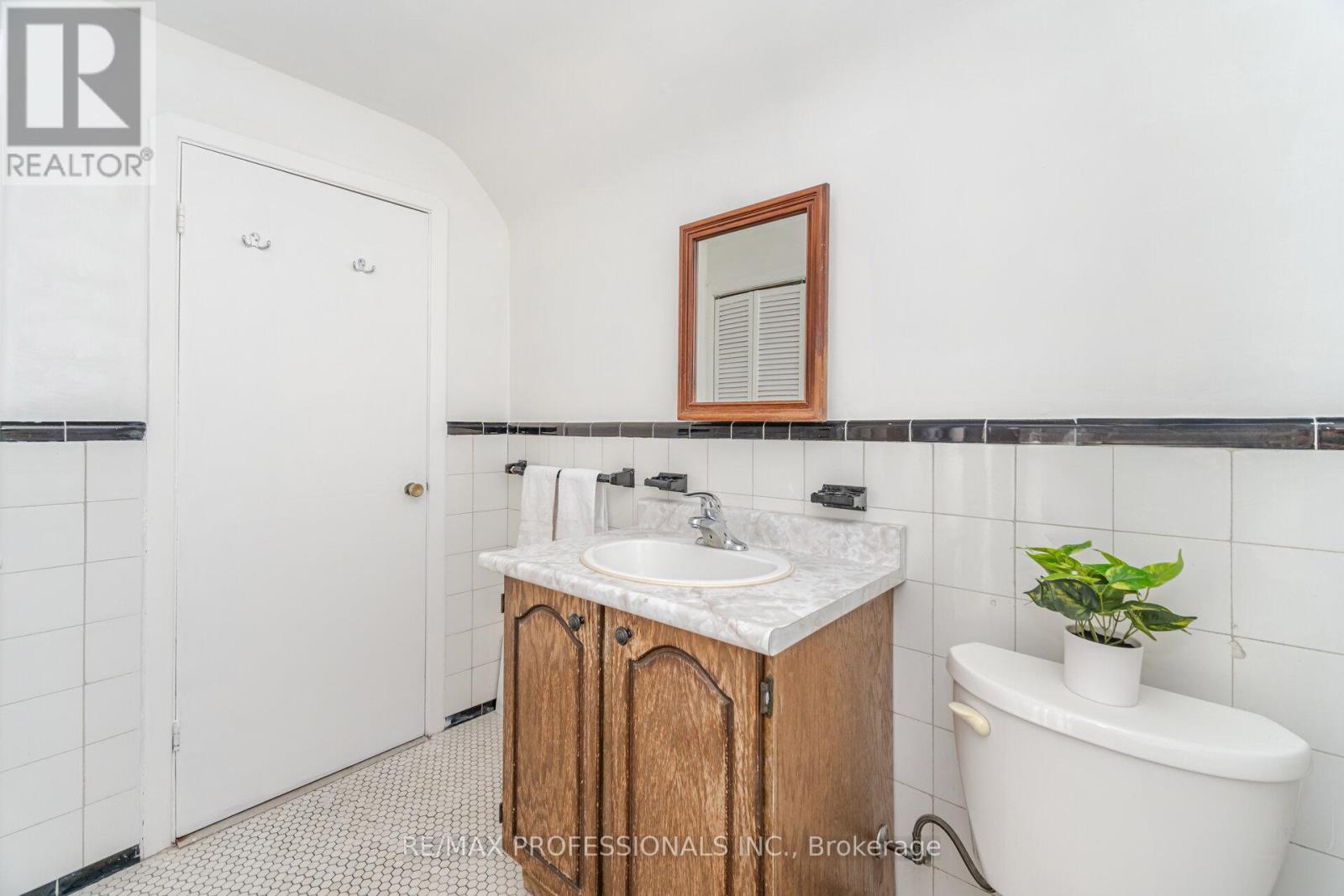 35 Westleigh Crescent, Toronto, Ontario  M8W 3Z6 - Photo 24 - W12607190