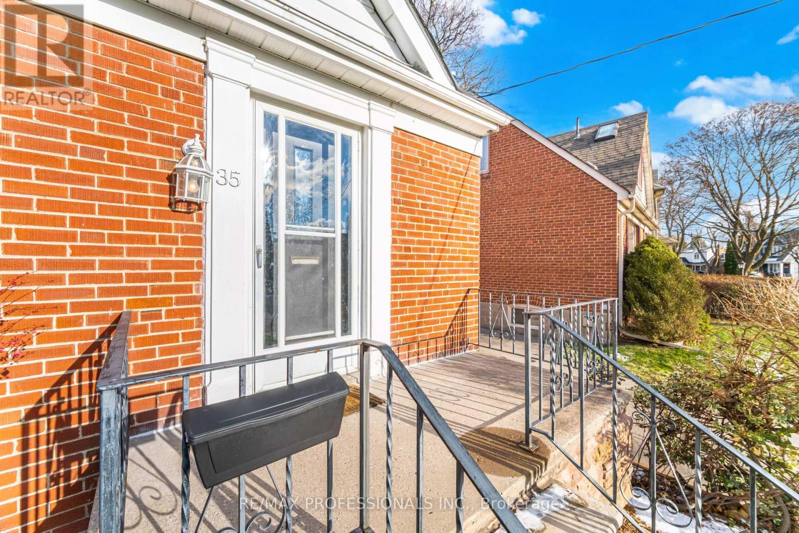 35 Westleigh Crescent, Toronto, Ontario  M8W 3Z6 - Photo 3 - W12607190