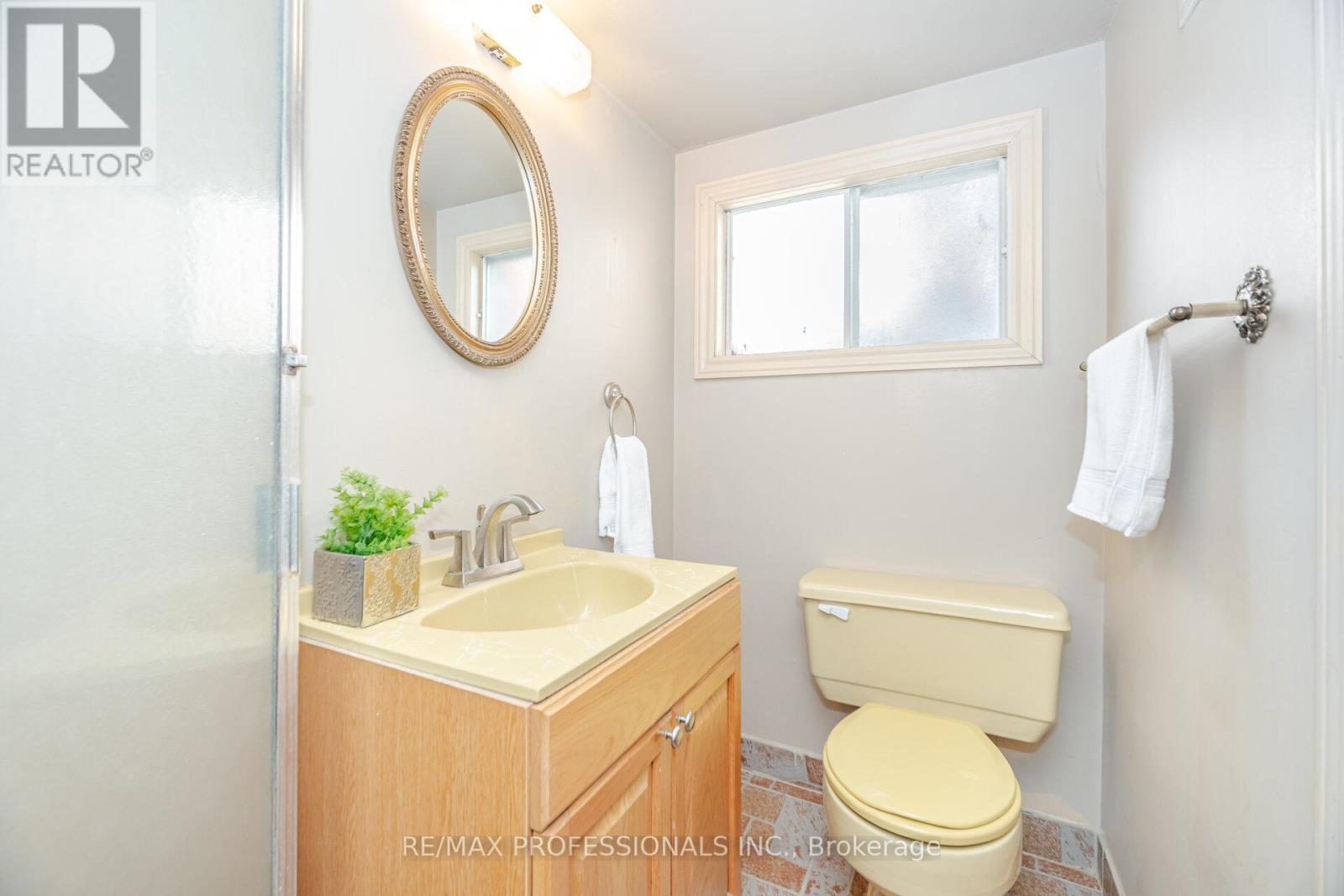 35 Westleigh Crescent, Toronto, Ontario  M8W 3Z6 - Photo 31 - W12607190