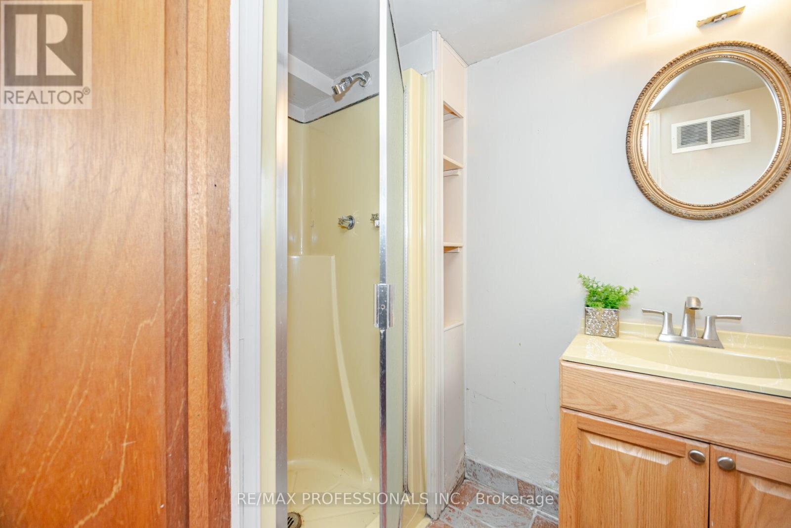 35 Westleigh Crescent, Toronto, Ontario  M8W 3Z6 - Photo 32 - W12607190