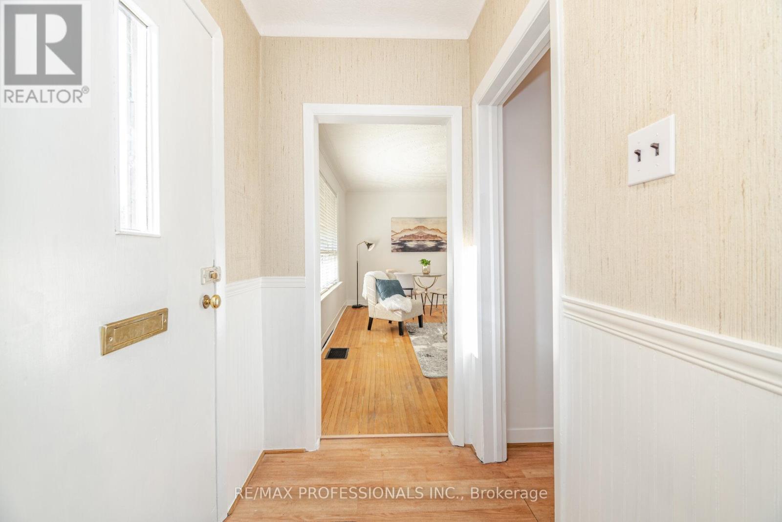 35 Westleigh Crescent, Toronto, Ontario  M8W 3Z6 - Photo 4 - W12607190