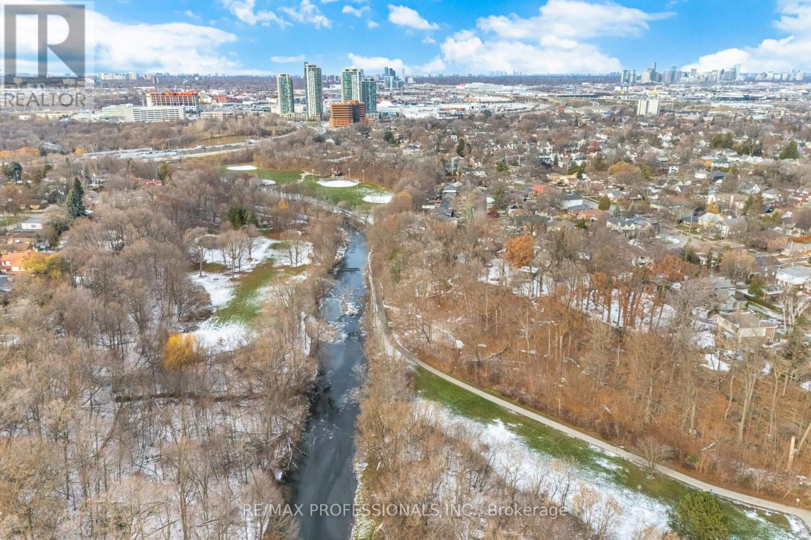 35 Westleigh Crescent, Toronto, Ontario  M8W 3Z6 - Photo 48 - W12607190