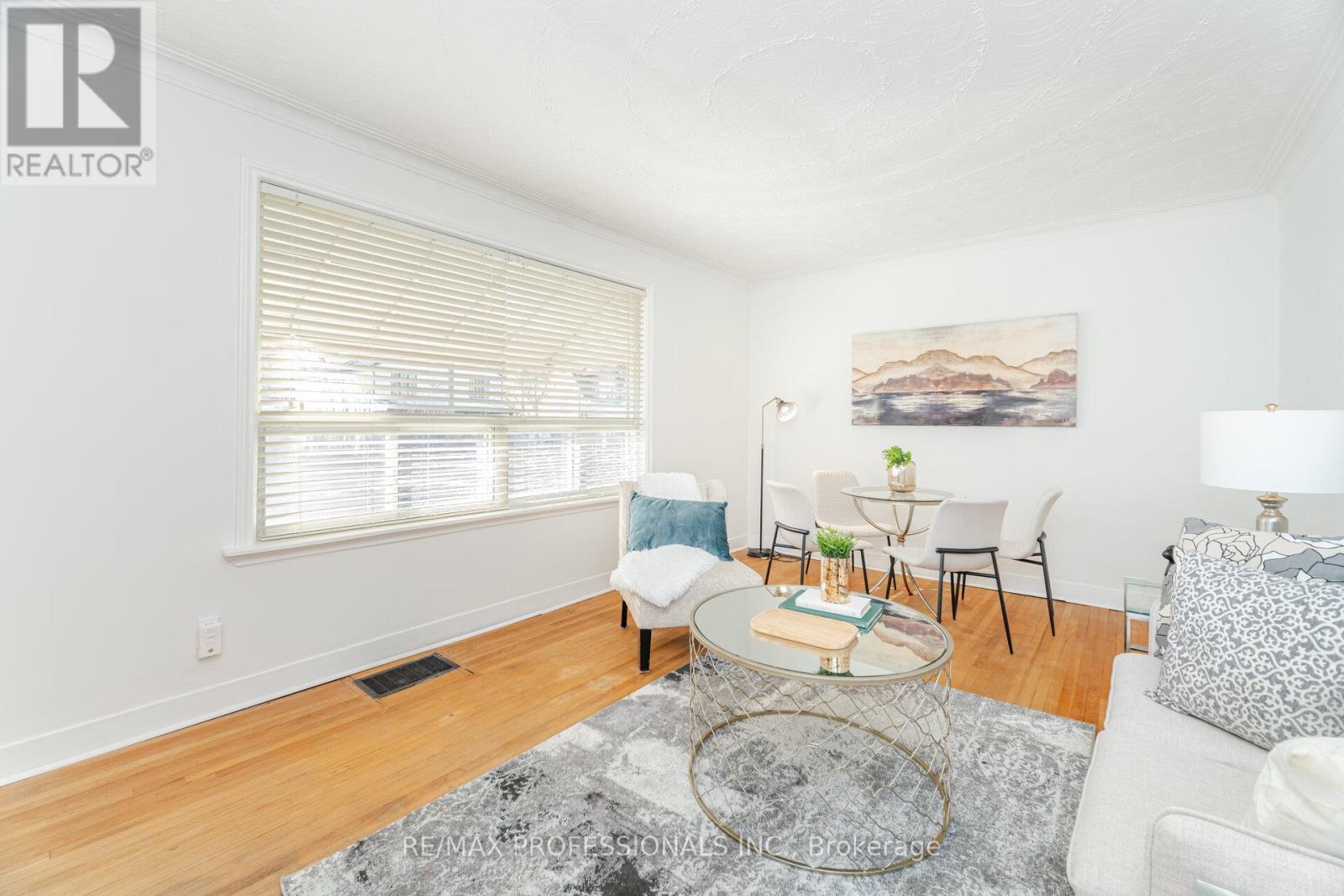 35 Westleigh Crescent, Toronto, Ontario  M8W 3Z6 - Photo 6 - W12607190