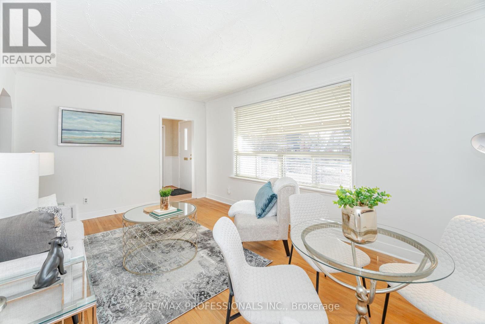 35 Westleigh Crescent, Toronto, Ontario  M8W 3Z6 - Photo 7 - W12607190