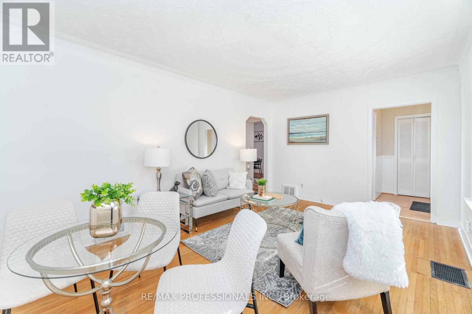 35 Westleigh Crescent, Toronto, Ontario  M8W 3Z6 - Photo 8 - W12607190