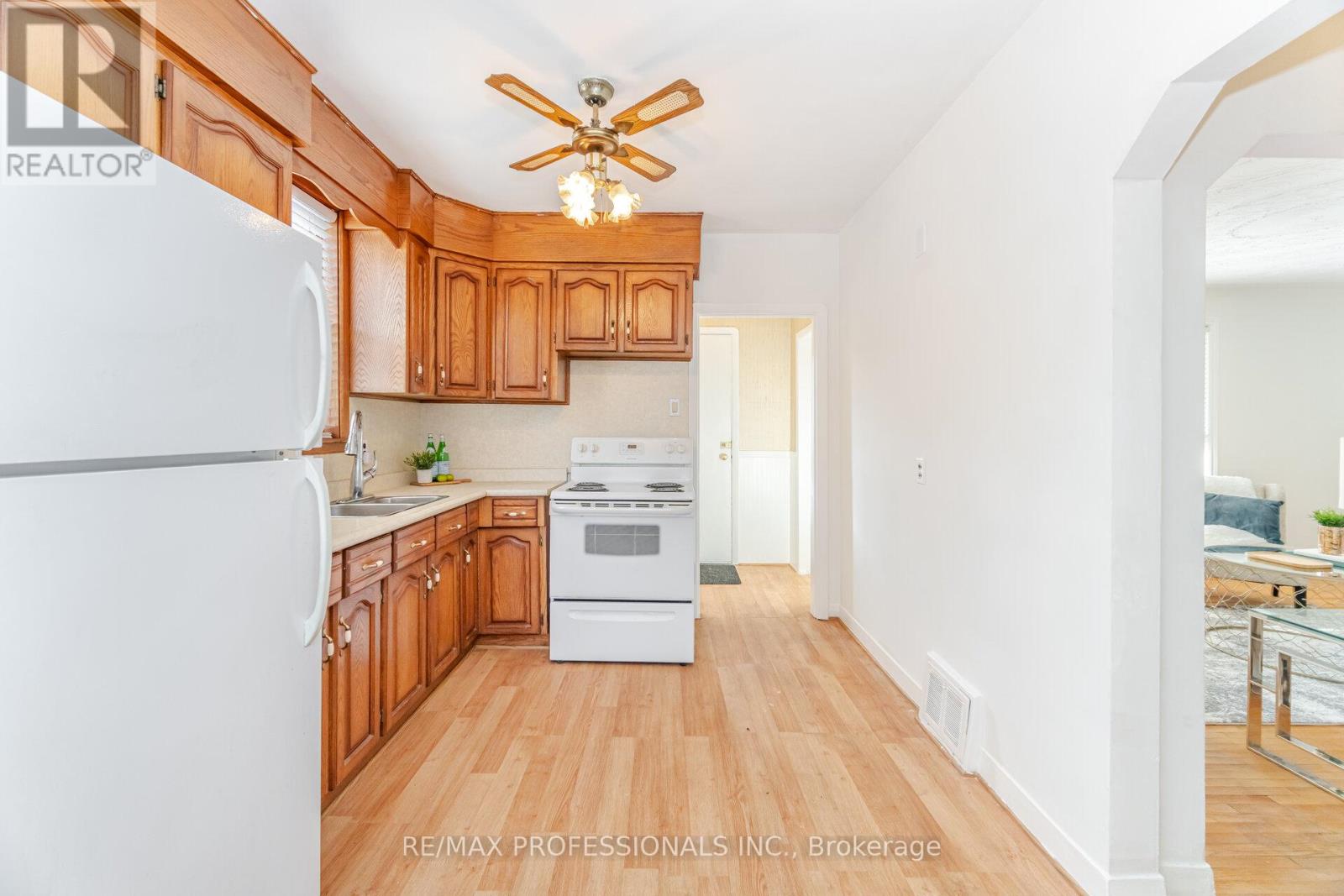 35 Westleigh Crescent, Toronto, Ontario  M8W 3Z6 - Photo 9 - W12607190