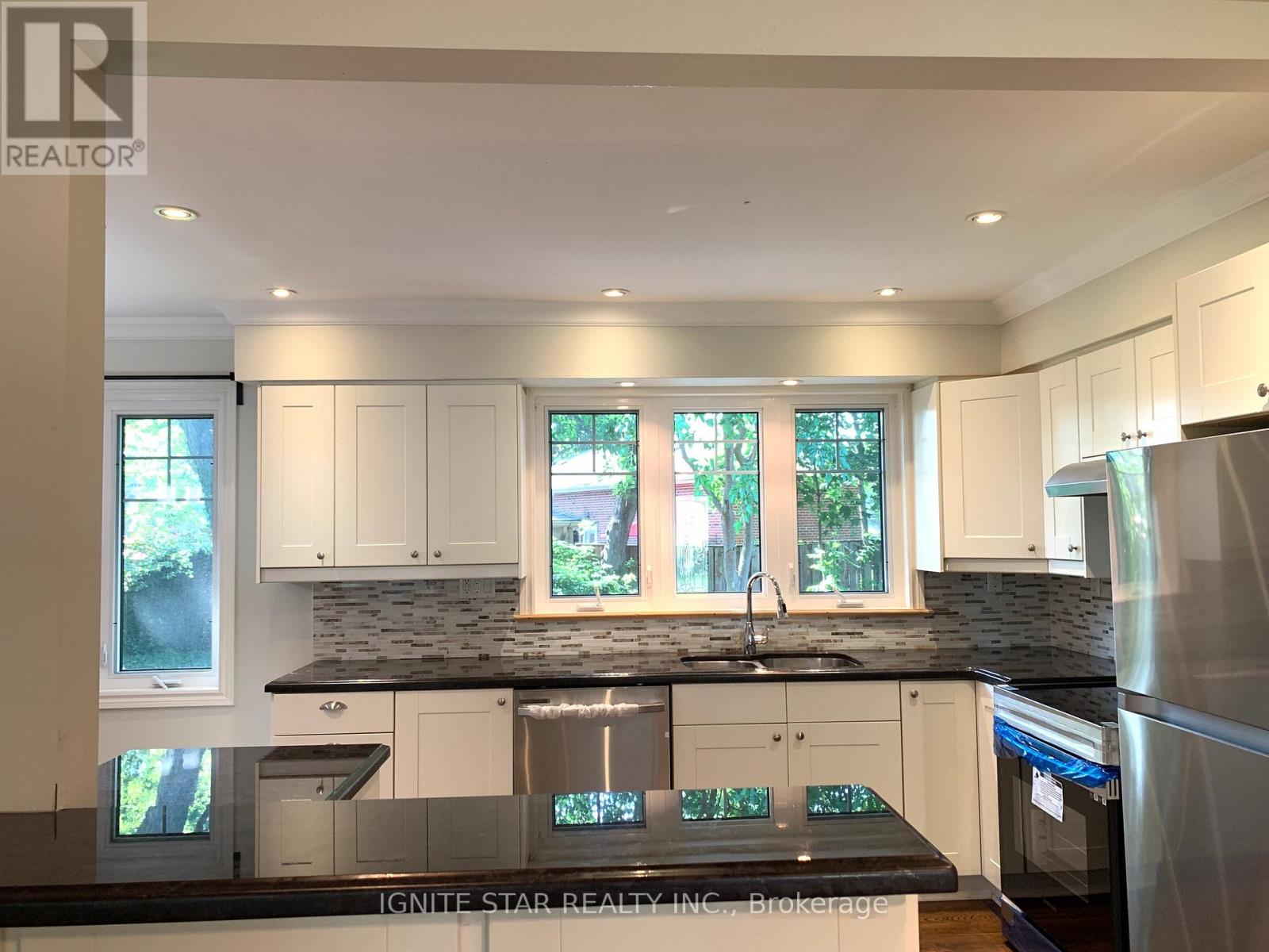 493 Pineland Avenue, Oakville, Ontario  L6K 1Z9 - Photo 4 - W12471609