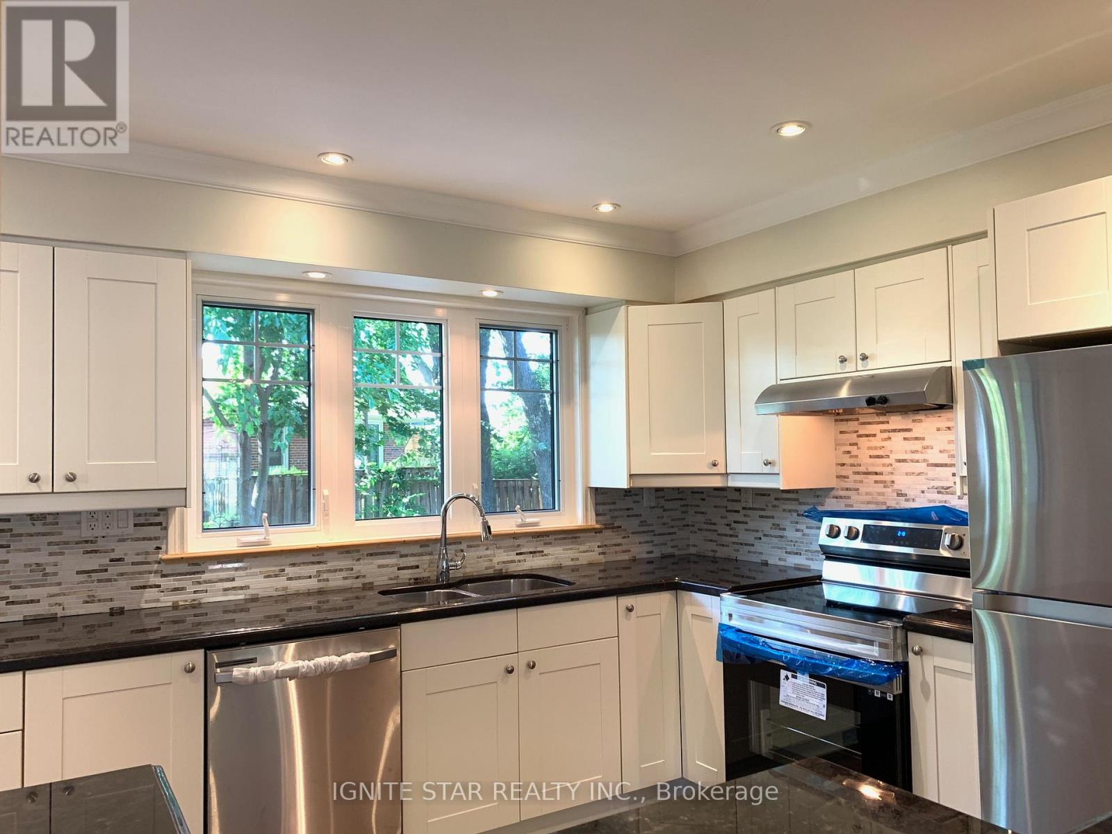 493 PINELAND AVENUE, Oakville, Ontario