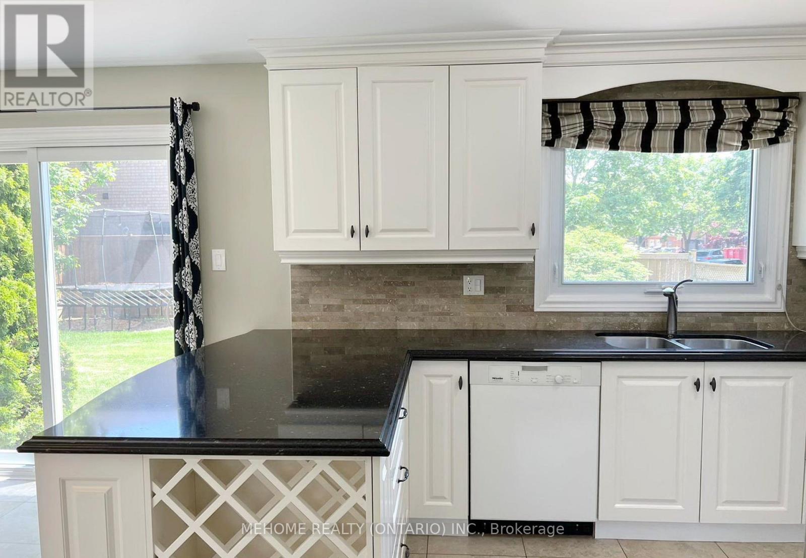 2037 Schoolmaster Circle, Oakville, Ontario  L6M 3A1 - Photo 17 - W12607236