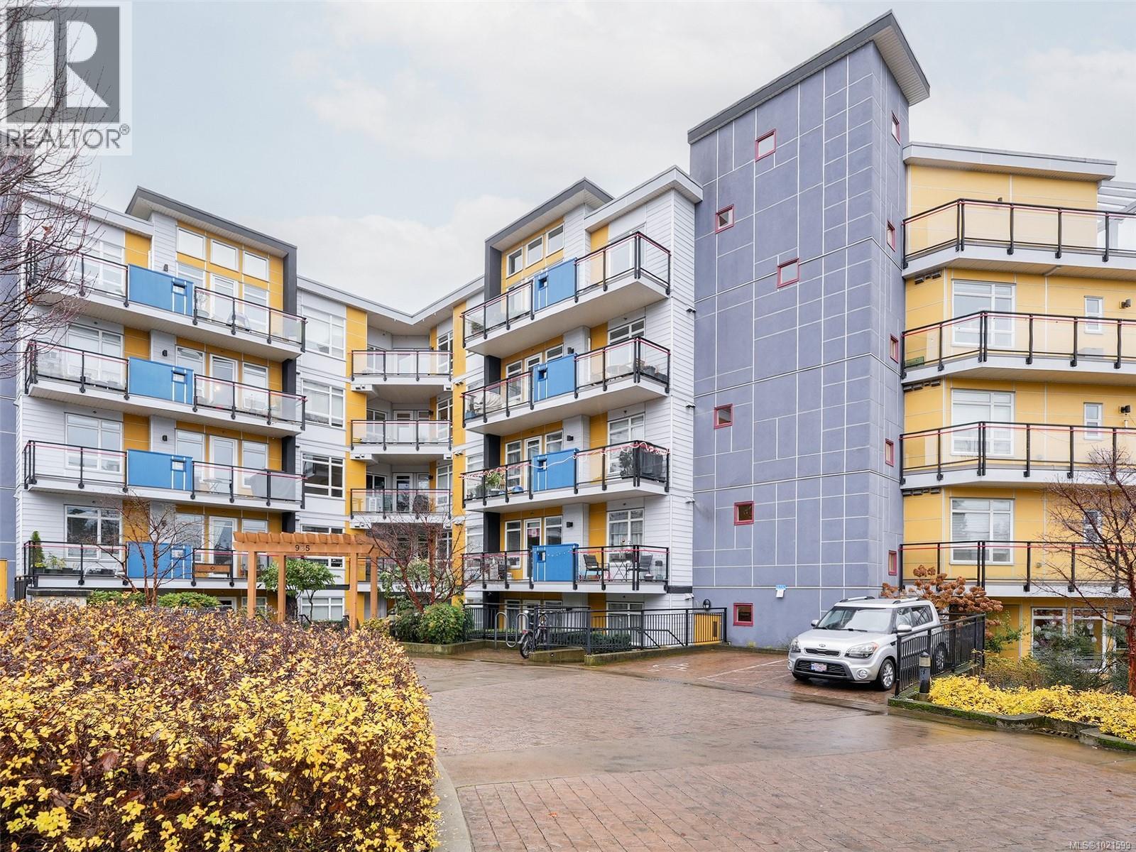 409 935 Cloverdale Ave, Saanich, British Columbia