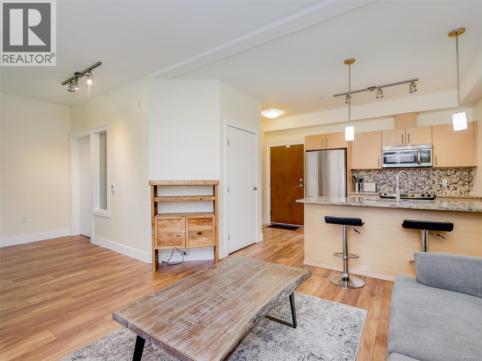 409 935 Cloverdale Ave, Saanich, British Columbia V8X 2T4 - Photo 4 - 1021599