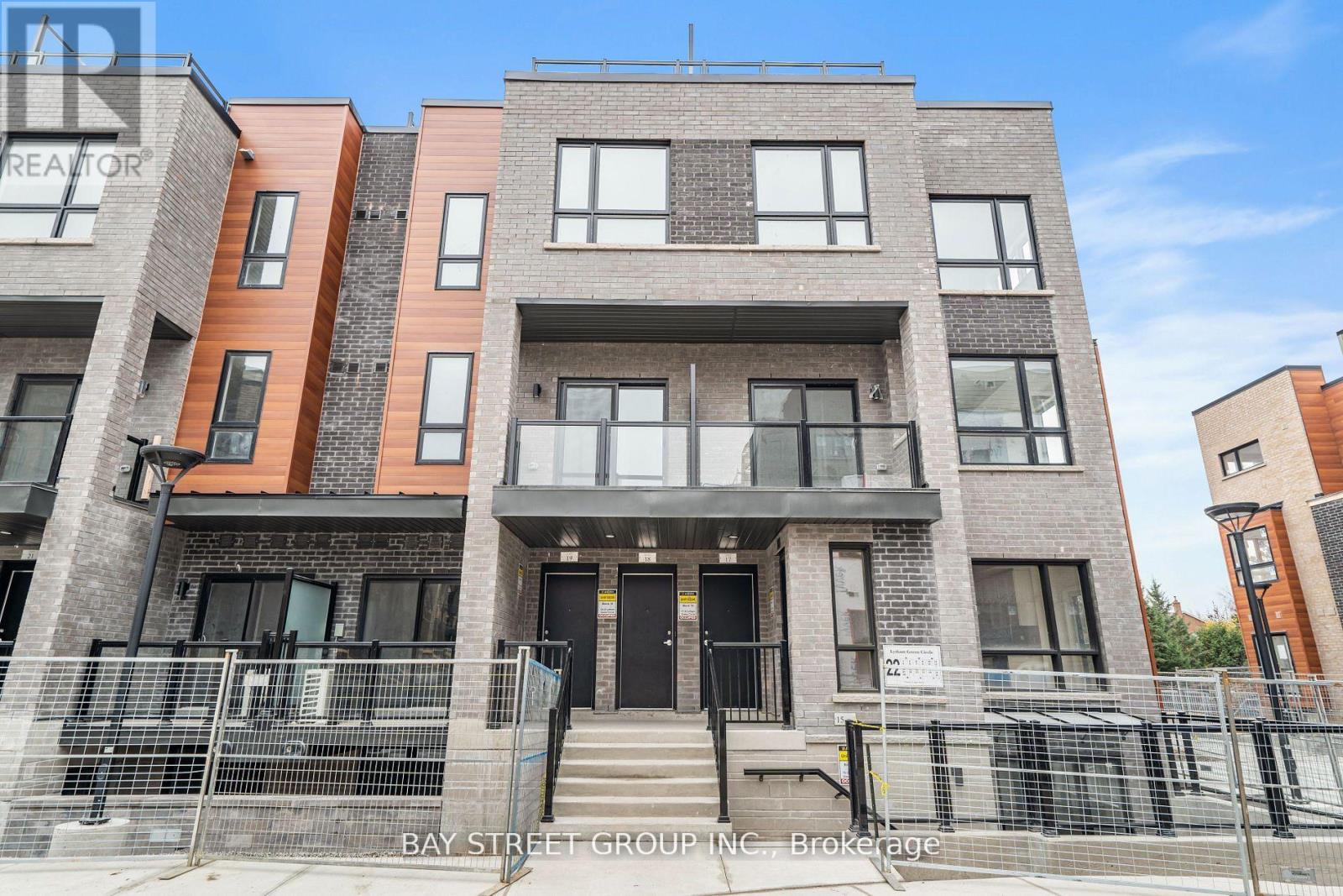 18 - 22 LYTHAM GREEN CIRCLE, Newmarket, Ontario