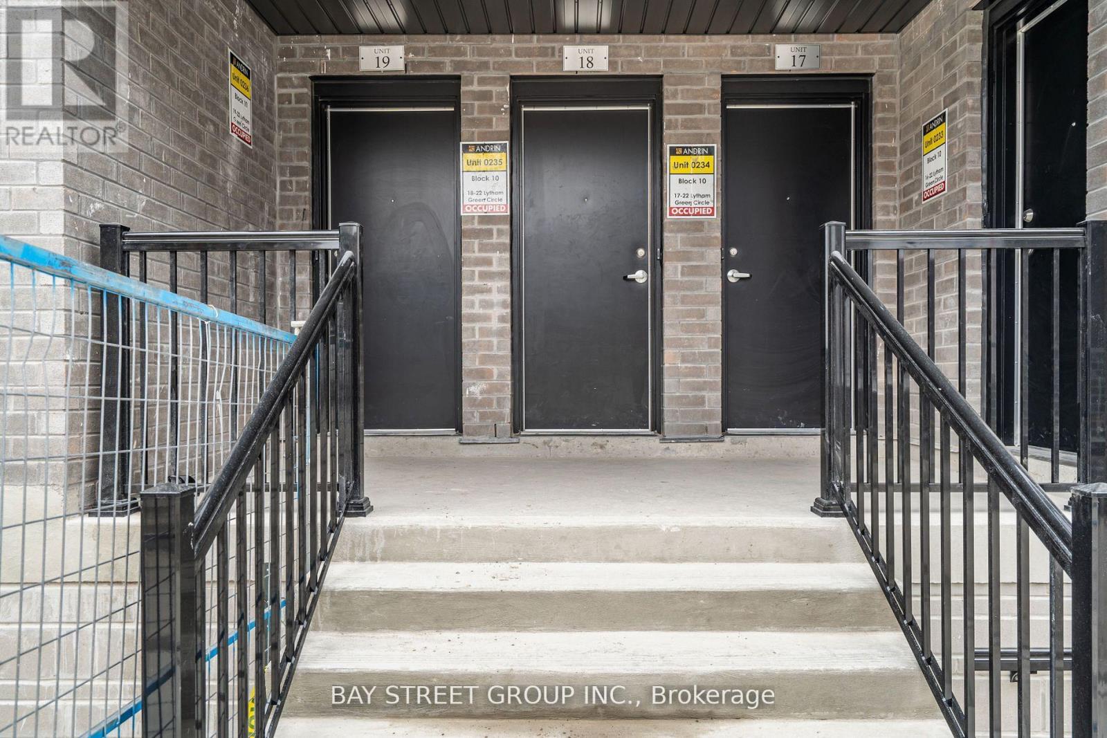 18 - 22 Lytham Green Circle, Newmarket (Glenway Estates), Ontario  L3Y 0H3 - Photo 2 - N12607300