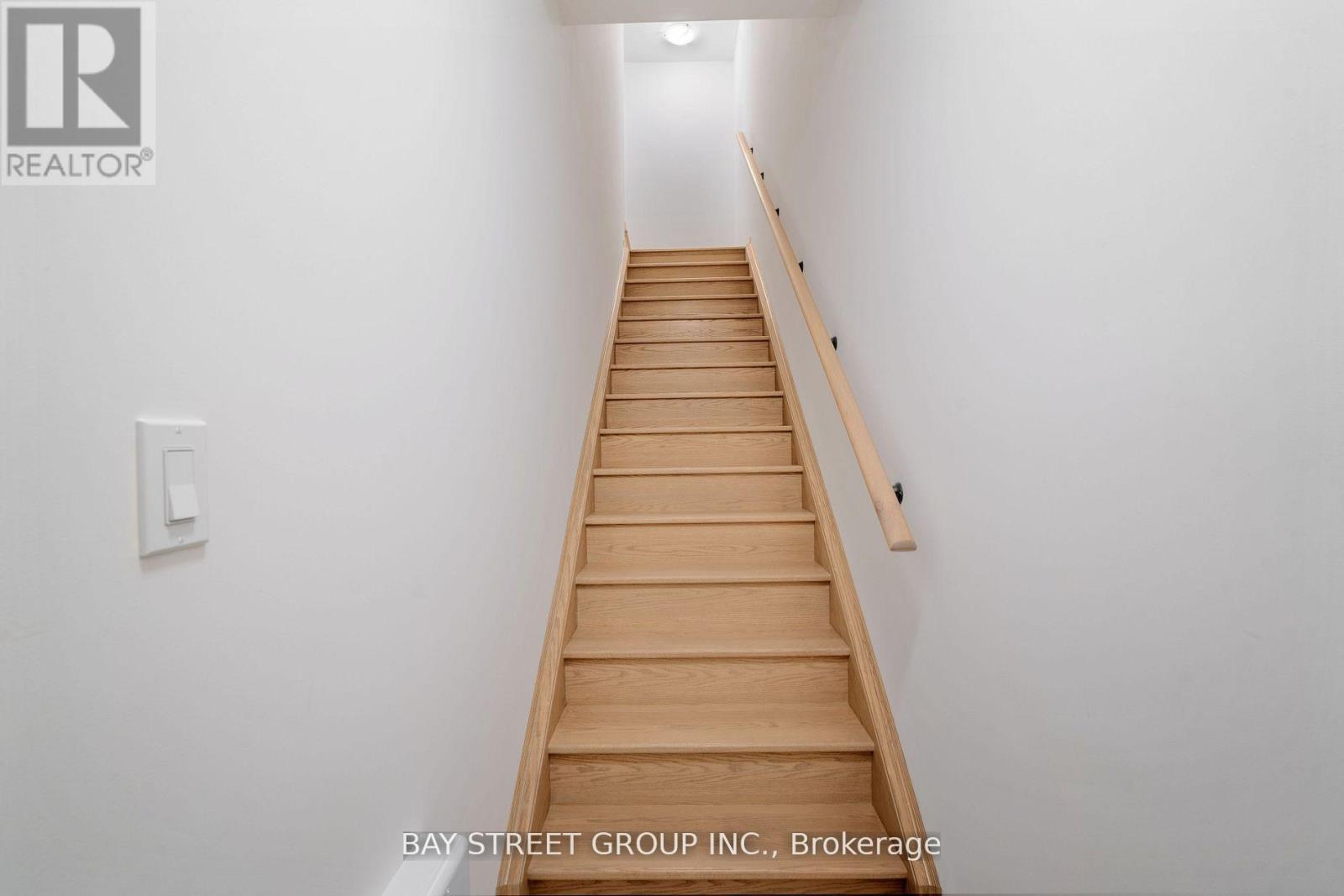 18 - 22 Lytham Green Circle, Newmarket (Glenway Estates), Ontario  L3Y 0H3 - Photo 3 - N12607300