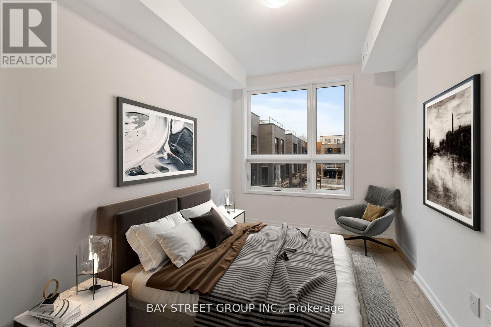 18 - 22 Lytham Green Circle, Newmarket (Glenway Estates), Ontario  L3Y 0H3 - Photo 4 - N12607300