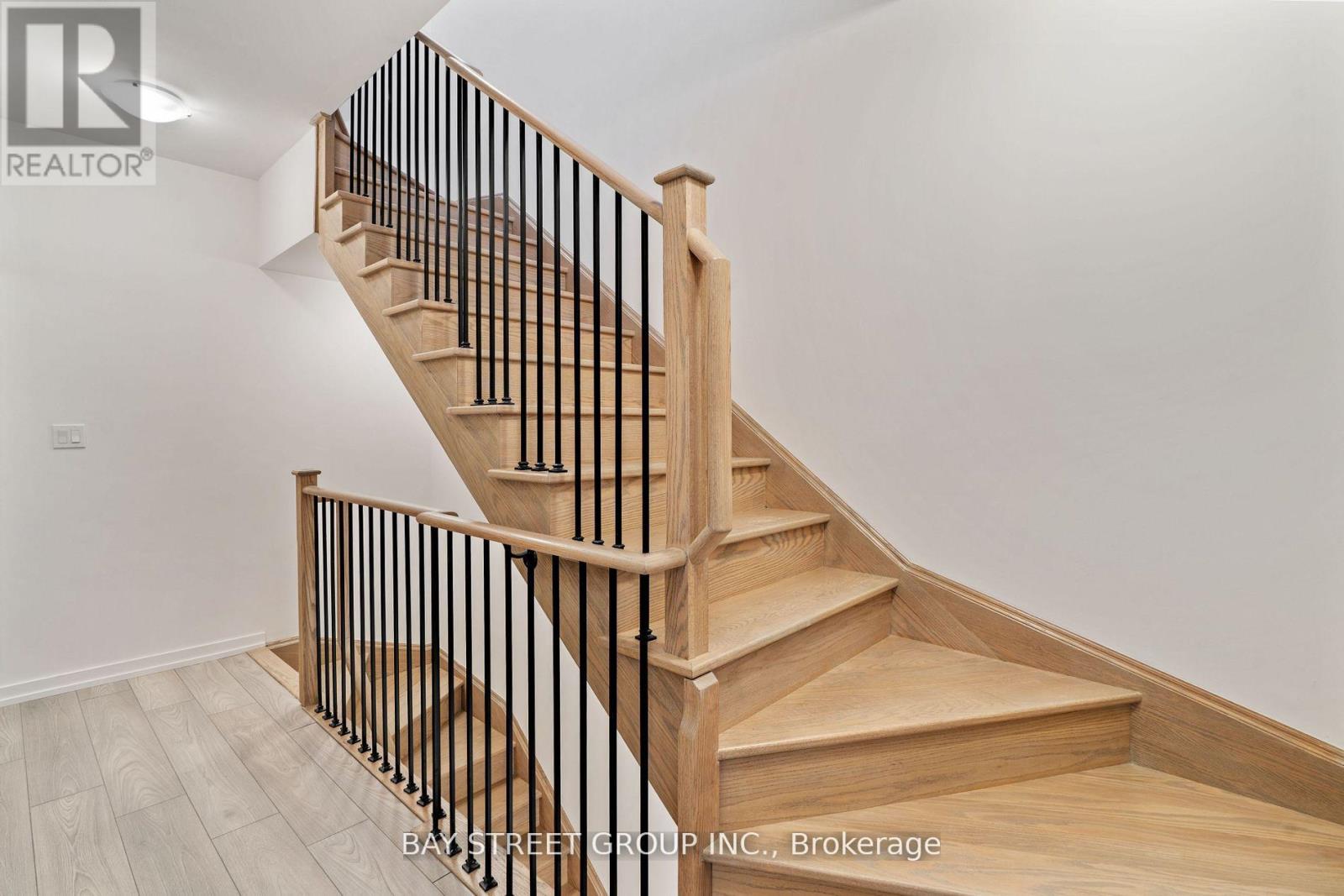 18 - 22 Lytham Green Circle, Newmarket (Glenway Estates), Ontario  L3Y 0H3 - Photo 6 - N12607300