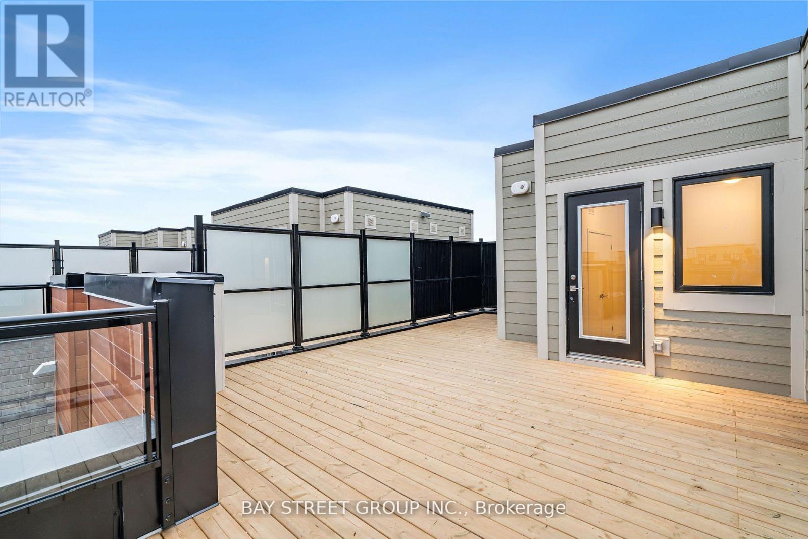 18 - 22 Lytham Green Circle, Newmarket (Glenway Estates), Ontario  L3Y 0H3 - Photo 9 - N12607300