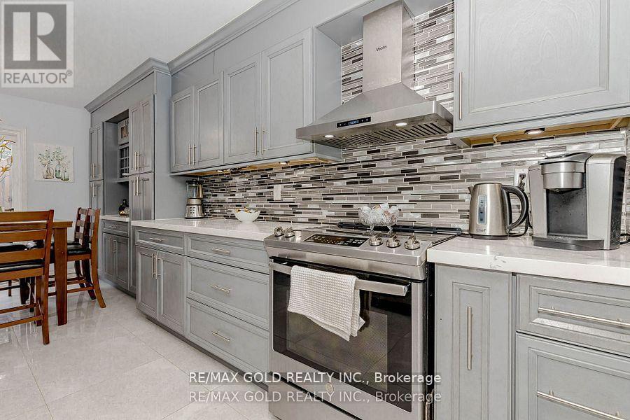 139 Chipmunk Crescent, Brampton, Ontario  L6R 1B7 - Photo 9 - W12607312