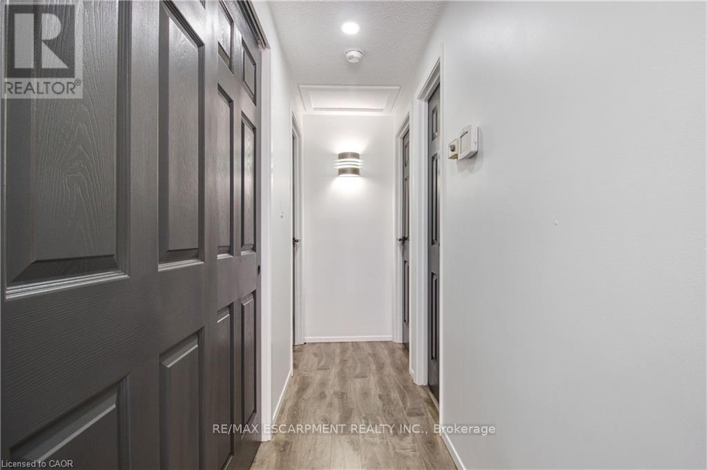 Upper - 24 Tara Crescent, Thorold (Confederation Heights), Ontario  L2V 4M1 - Photo 15 - X12607324