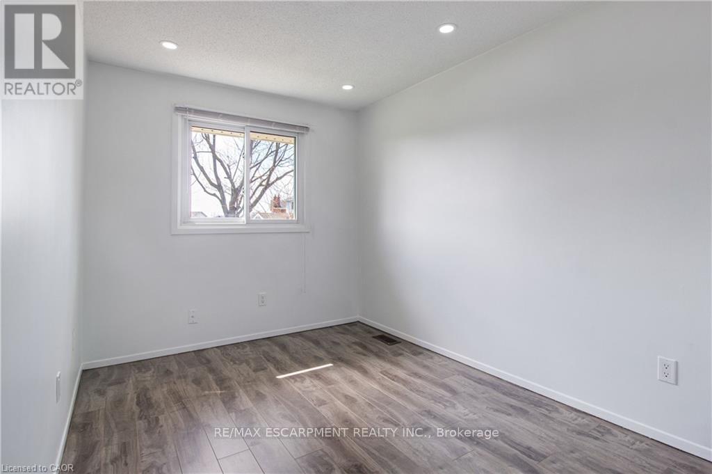 Upper - 24 Tara Crescent, Thorold (Confederation Heights), Ontario  L2V 4M1 - Photo 16 - X12607324