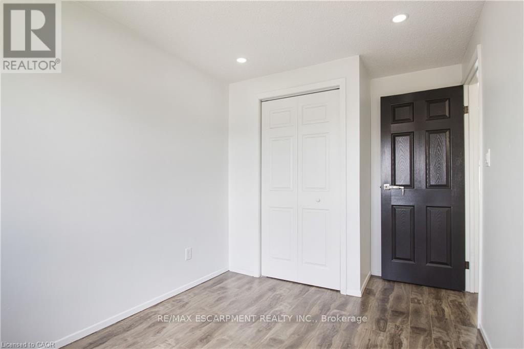 Upper - 24 Tara Crescent, Thorold (Confederation Heights), Ontario  L2V 4M1 - Photo 17 - X12607324