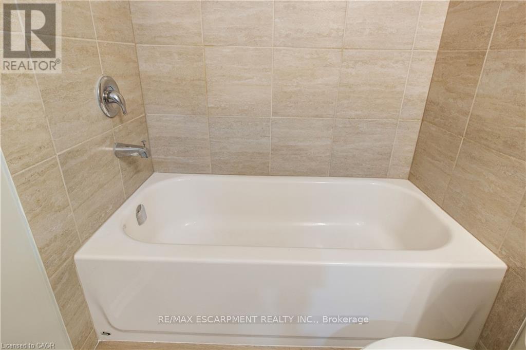 Upper - 24 Tara Crescent, Thorold (Confederation Heights), Ontario  L2V 4M1 - Photo 20 - X12607324