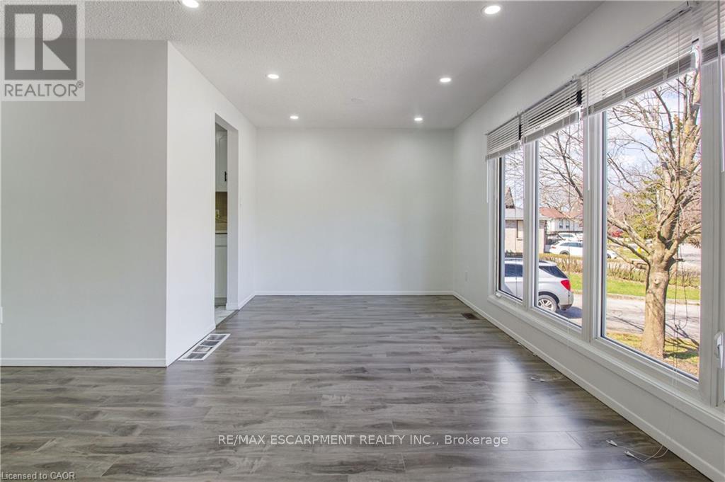 Upper - 24 Tara Crescent, Thorold (Confederation Heights), Ontario  L2V 4M1 - Photo 4 - X12607324