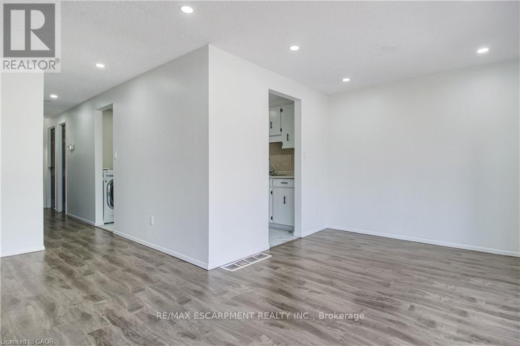 Upper - 24 Tara Crescent, Thorold (Confederation Heights), Ontario  L2V 4M1 - Photo 5 - X12607324