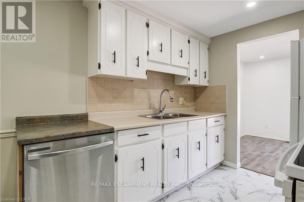 Upper - 24 Tara Crescent, Thorold (Confederation Heights), Ontario  L2V 4M1 - Photo 9 - X12607324