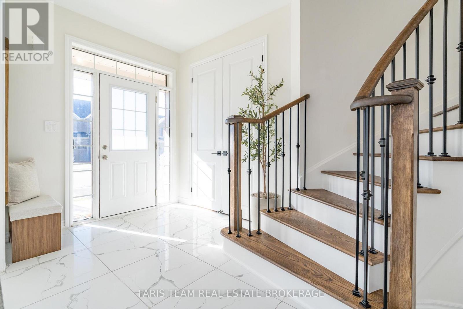 58 Sanford Circle, Springwater, Ontario  L9X 2A9 - Photo 5 - S12496740