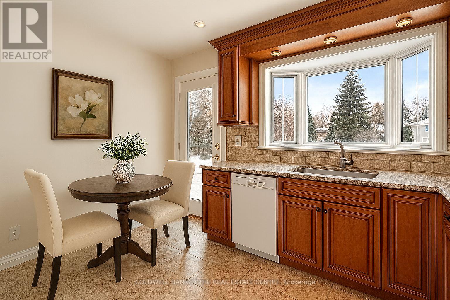 19 Farr Avenue, East Gwillimbury, Ontario  L0G 1V0 - Photo 6 - N12605996