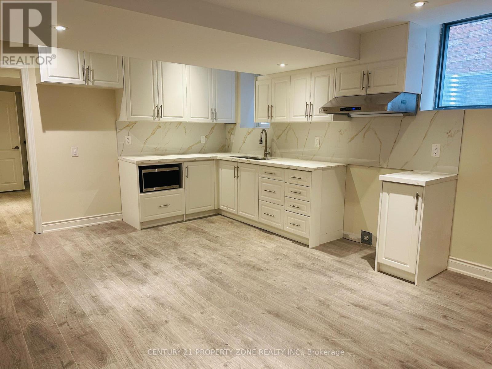 39 Lampman Crescent, Brampton, Ontario  L6X 3A3 - Photo 3 - W12607248