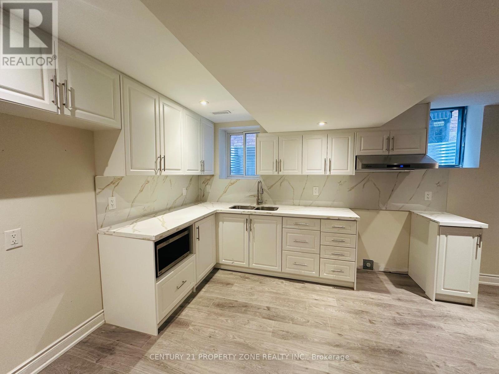 39 Lampman Crescent, Brampton, Ontario  L6X 3A3 - Photo 2 - W12607248