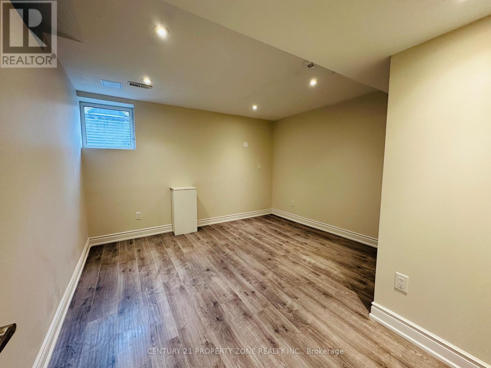 39 Lampman Crescent, Brampton, Ontario  L6X 3A3 - Photo 4 - W12607248