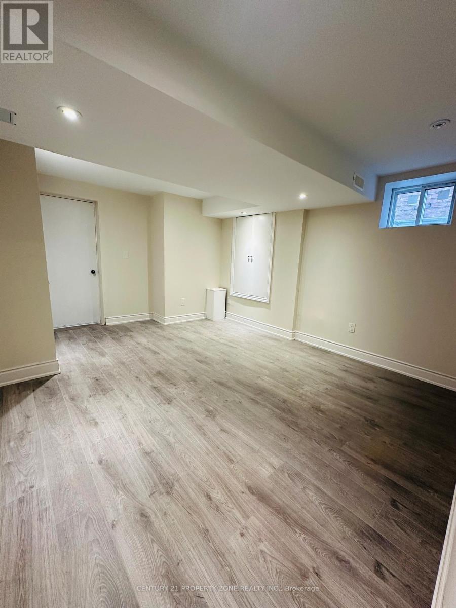 39 Lampman Crescent, Brampton, Ontario  L6X 3A3 - Photo 5 - W12607248